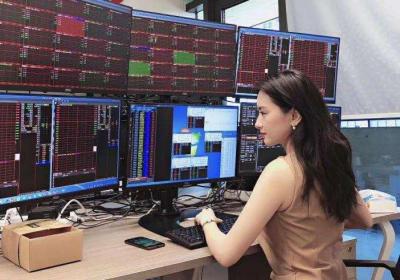 本周最大解禁潮来临，指数分化，资金流入券商和保险，军工大涨，板块